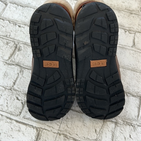 Ugg Butte Boots - Picture 8 of 9